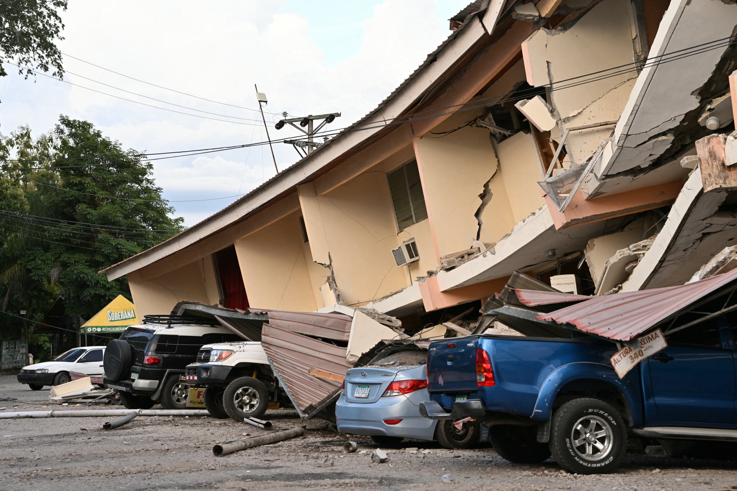 Panama hit by 7.7 quake: 147 aftershocks, 27 injured, a cathedral collapsed