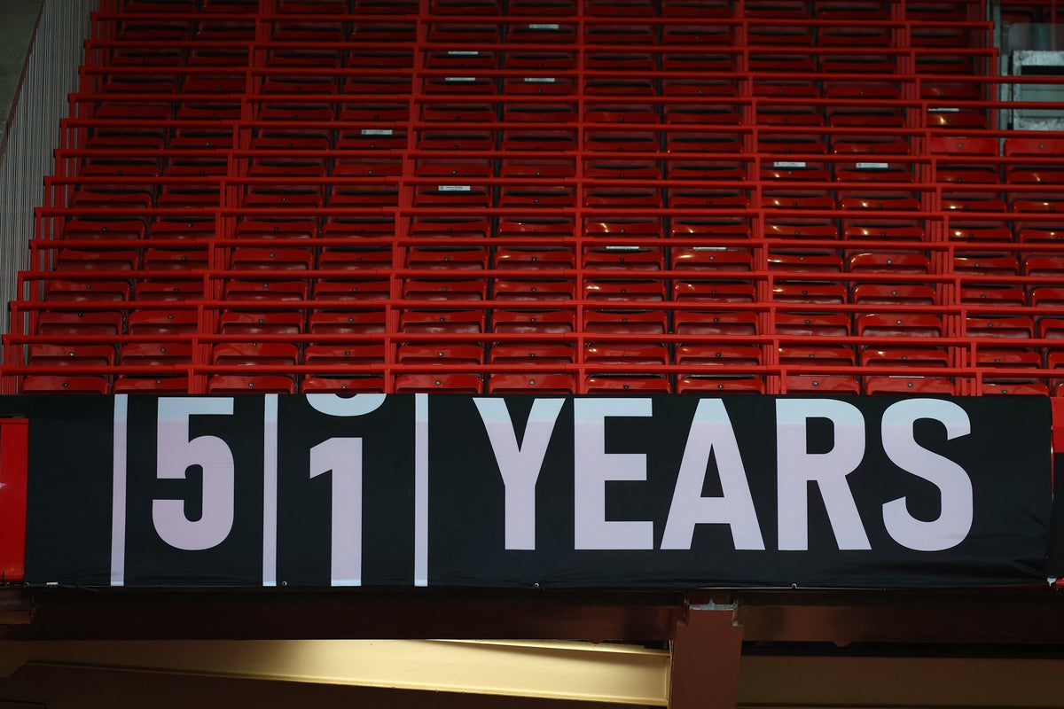 Man United fans bring back banner mocking Man City trophy drought
