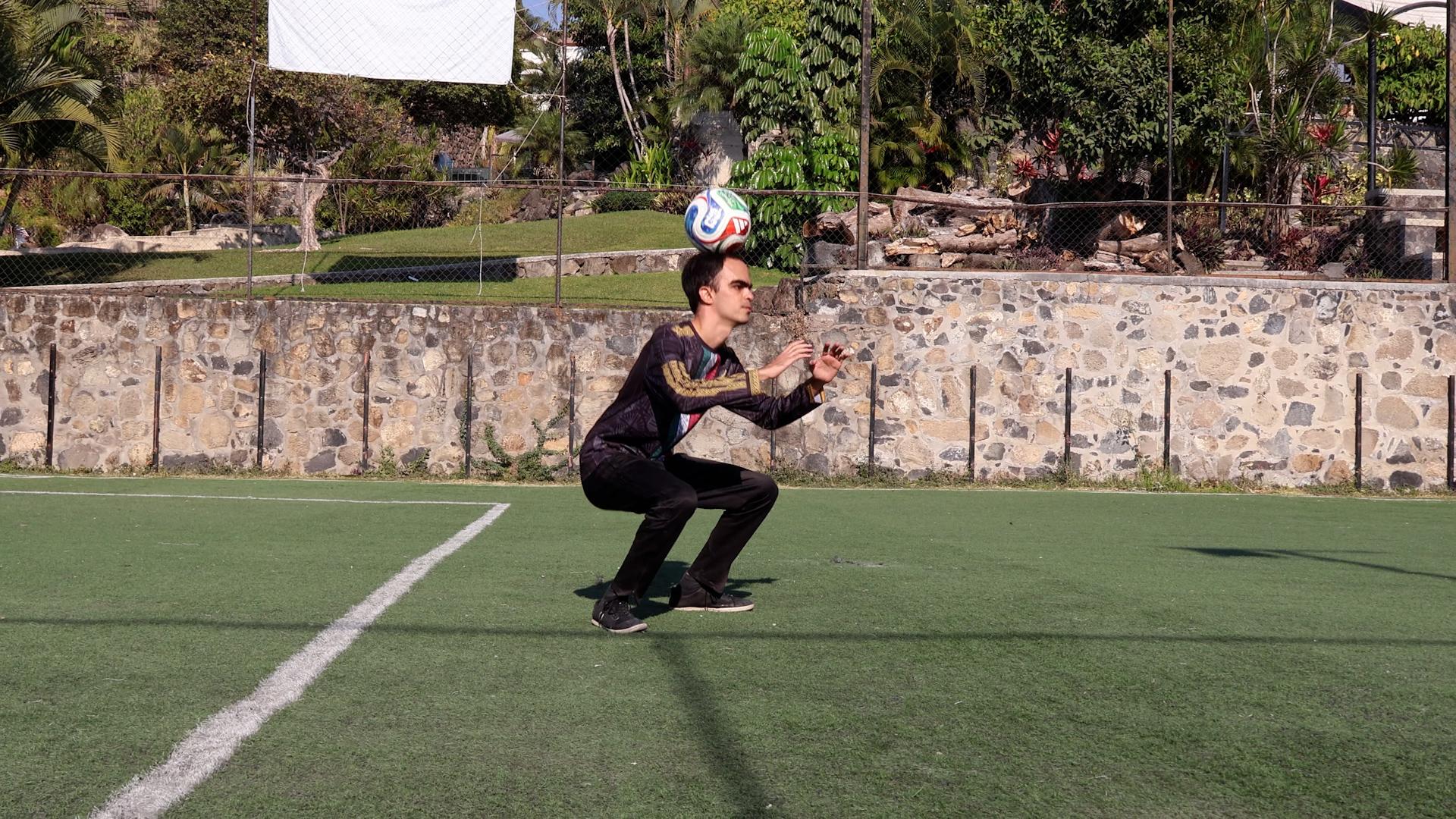 Most squats while balancing a football on the head in one minute - 40 ...
