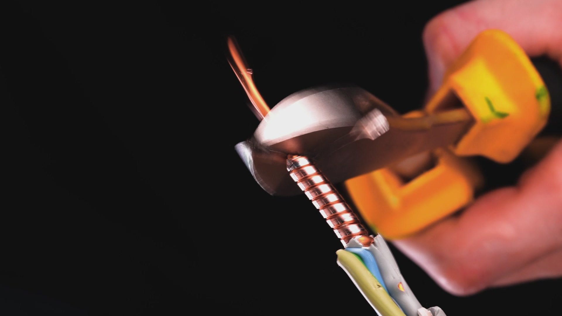 Smart electrical tricks and wooden joints to make work easier