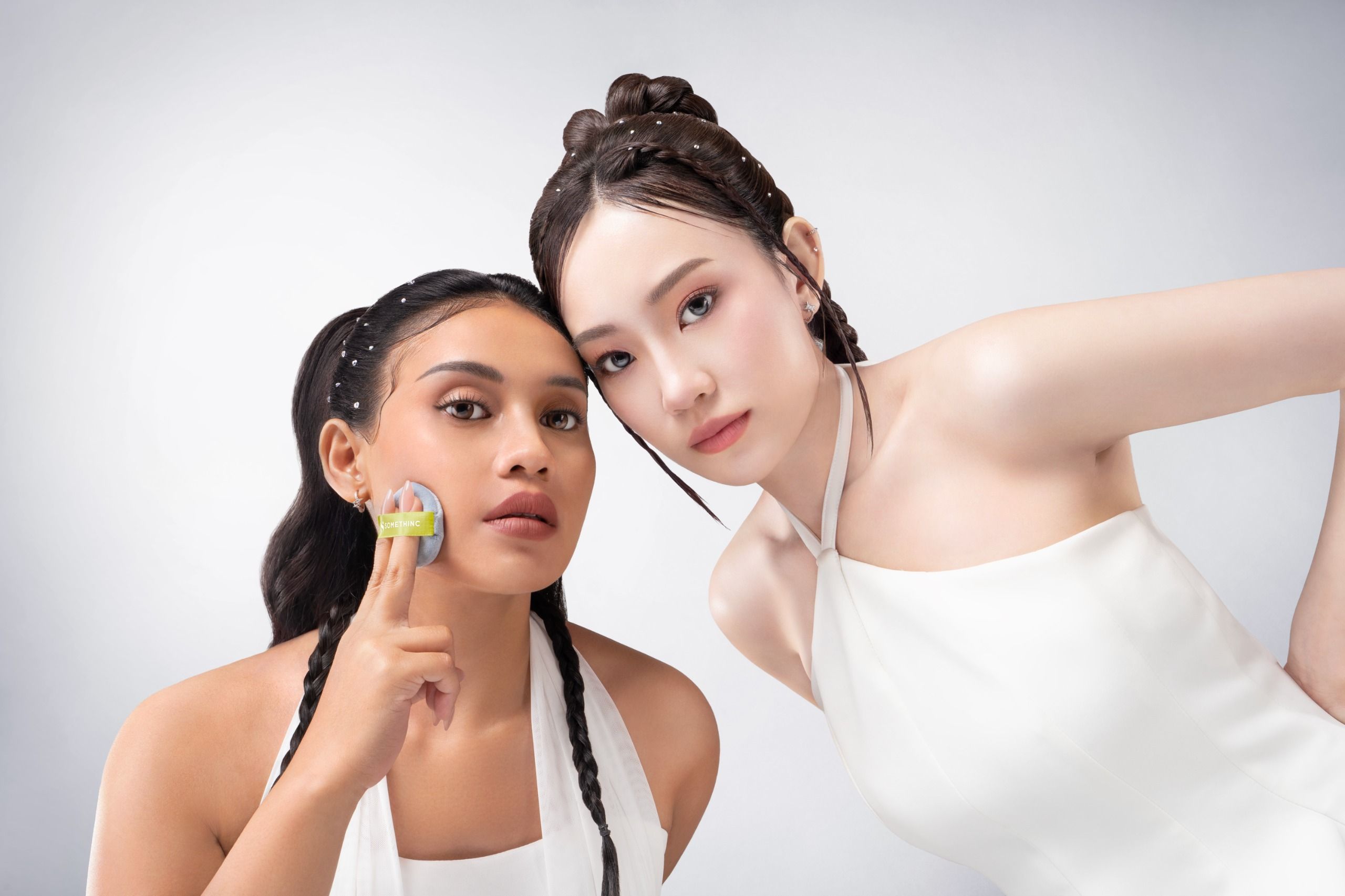Loose powder ini beri tampilan satin-matte tanpa kehilangan kilau alami