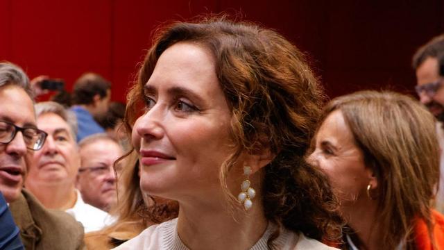 Matrícula de honor para el conjunto blanco roto de Isabel Díaz Ayuso ...