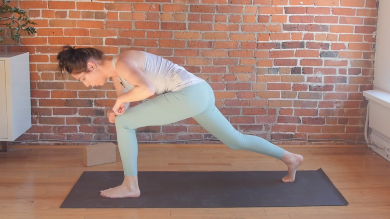 Essential gentle yoga stretches to strengthen weak knees safely