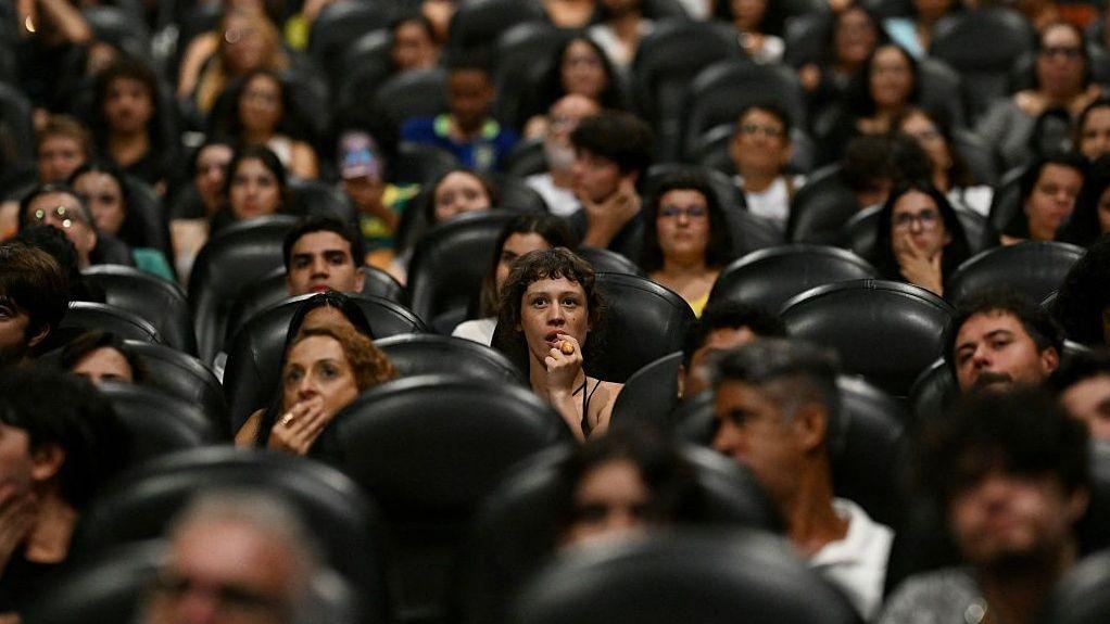 Brasileiros assistem à cerimônia do Oscar de 2026, que teve como um dos candidatos o filme nacional O Agente Secreto , no cinema Estação Botafogo, no Rio de Janeiro