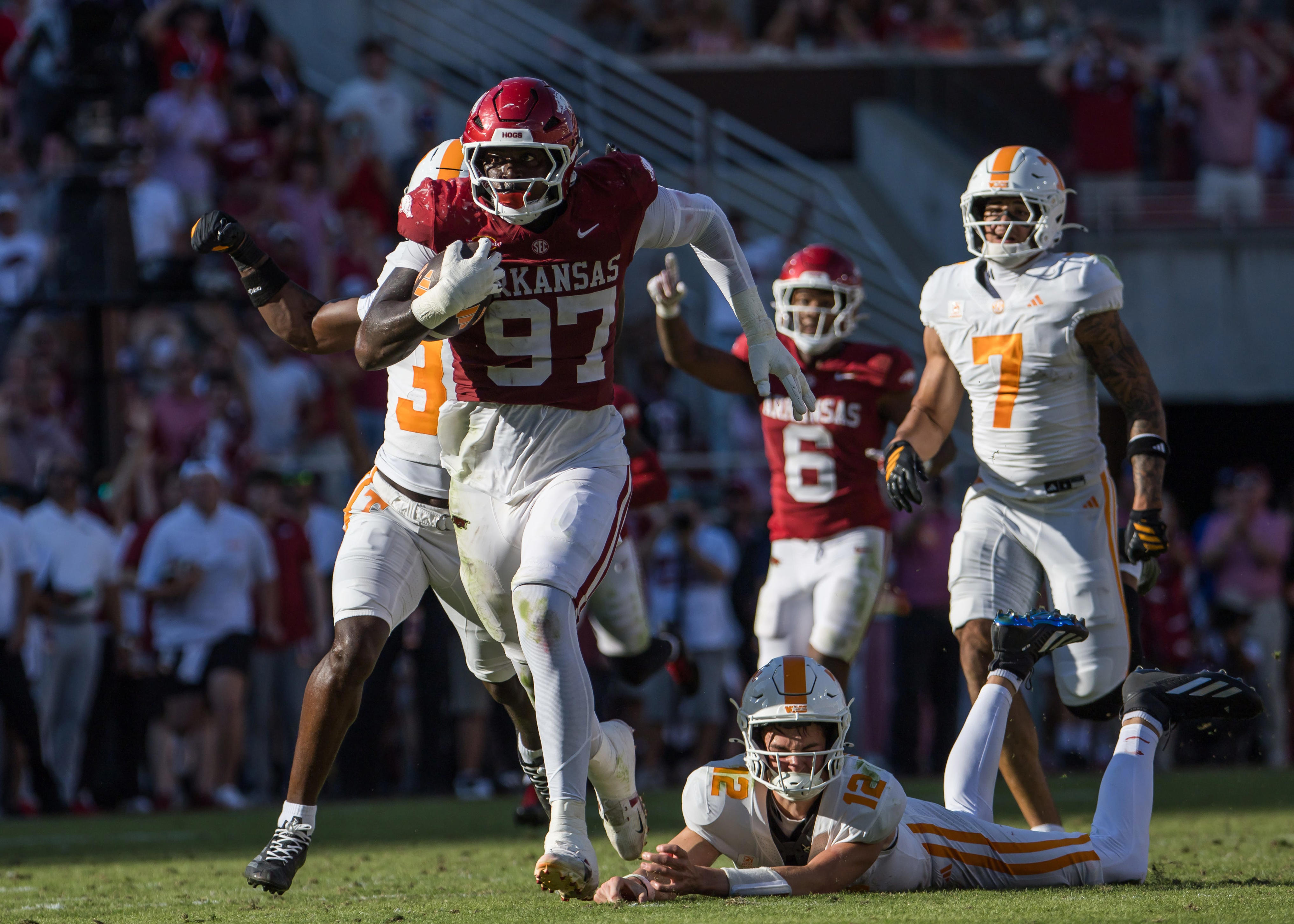 Quincy Rhodes returns to Arkansas football game vs Tennessee