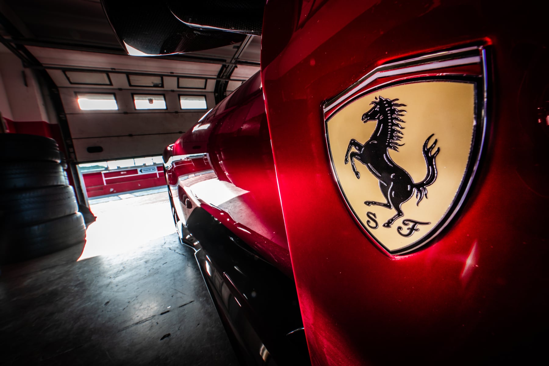 Ferrari et Porsche : pourquoi leurs logos arborent tous deux le même ...