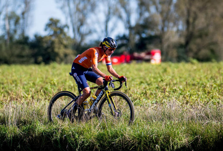 Marianne Vos wins UCI gravel worlds, Gomez Villafañe sixth, heavy crash ...
