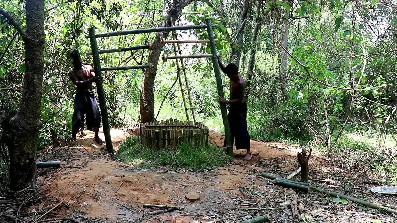 Watch these primitive builders make a bamboo tool to draw water from ...