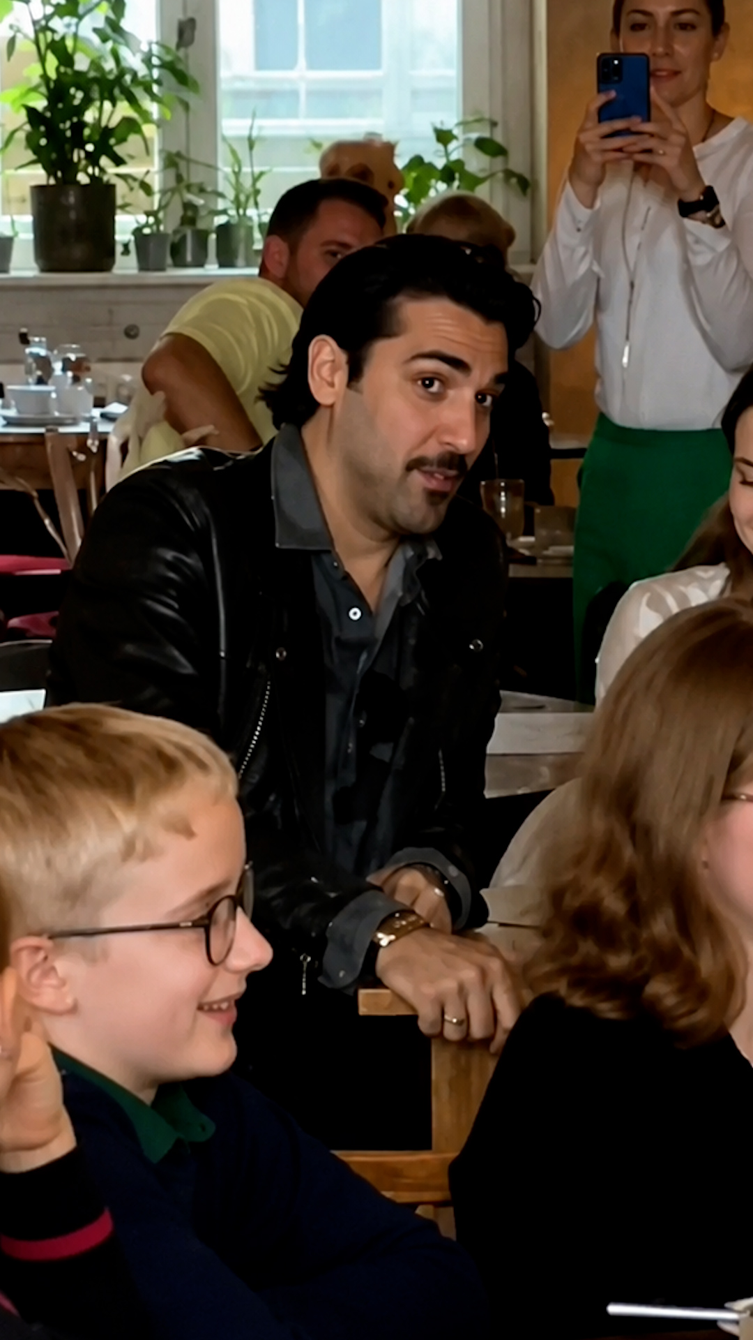 A famous singer walks into a café and takes everyone by surprise