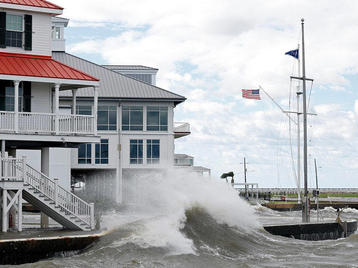 Post-tropical cyclone Isaias slams Florida, leaving hundreds of ...