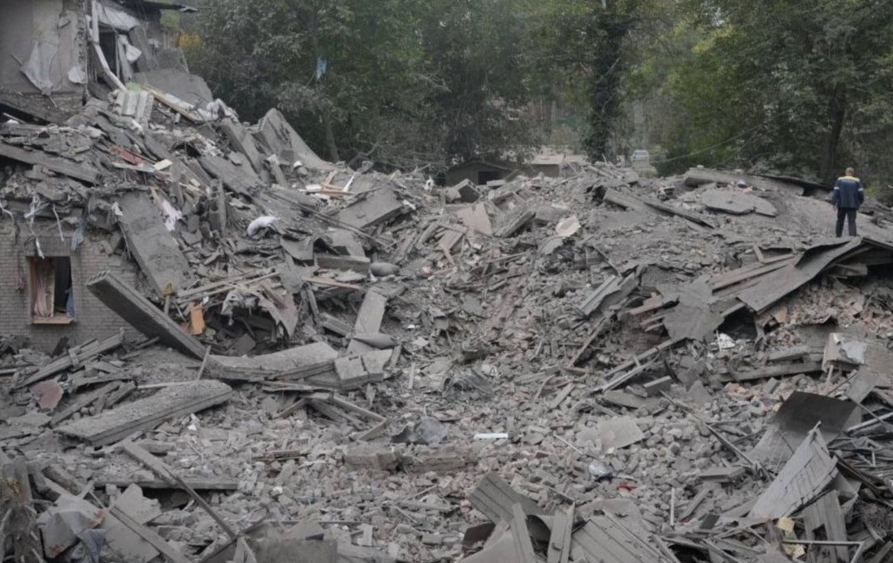 Russian strike on high-rise in Zaporizhzhia: Death toll rises, people ...