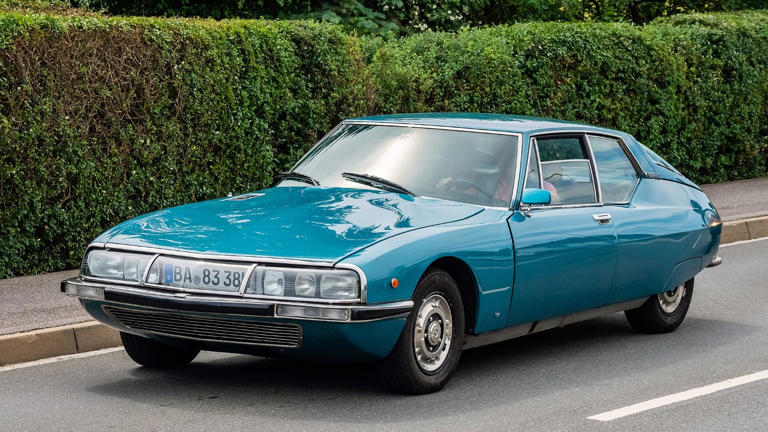 Citroën got the SM’s V6 by cutting two cylinders off a Maserati V8 ...