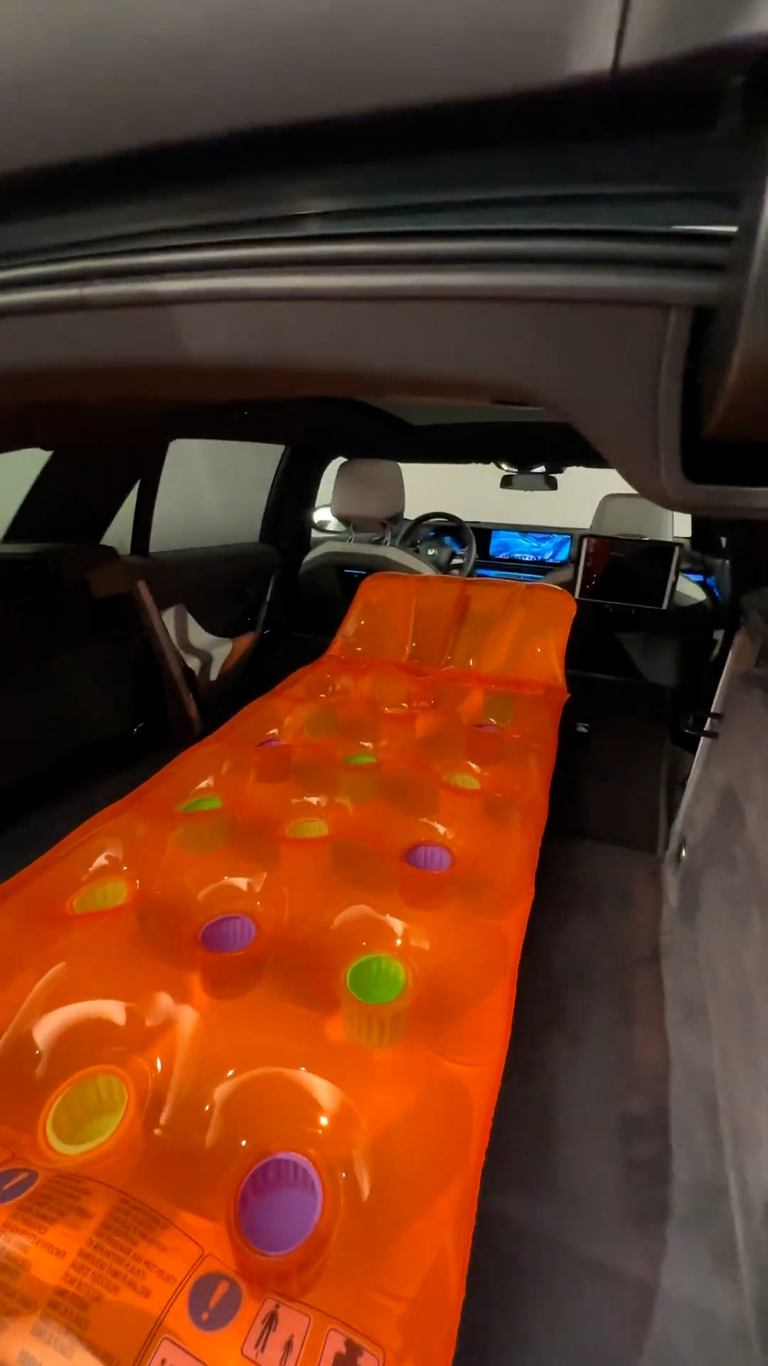 Measuring the BMW 5 Series Touring cargo capacity using inflatable floats