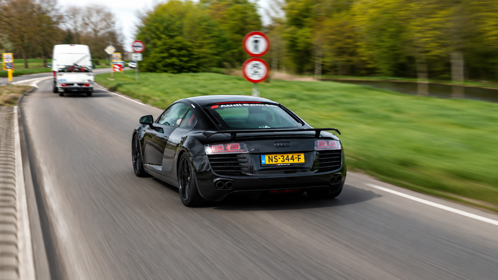 Der Audi R8 macht aus einem Audi RS-Treffen ein Supercar-Duell