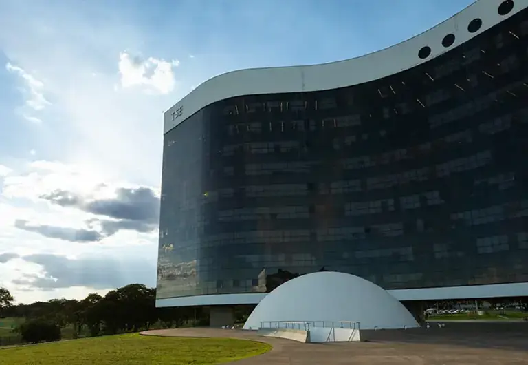 Sede do Tribunal Superior Eleitoral (TSE) em Brasília, palco das disputas do segundo turno presidencial. (Foto: Instagram)
