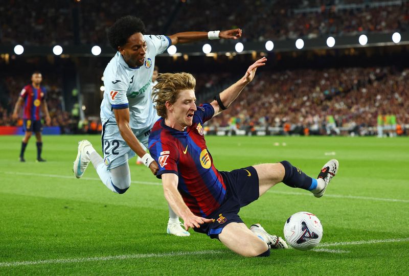 Soccer-Barcelona cruise past Getafe, Real Madrid stutter to win over ...