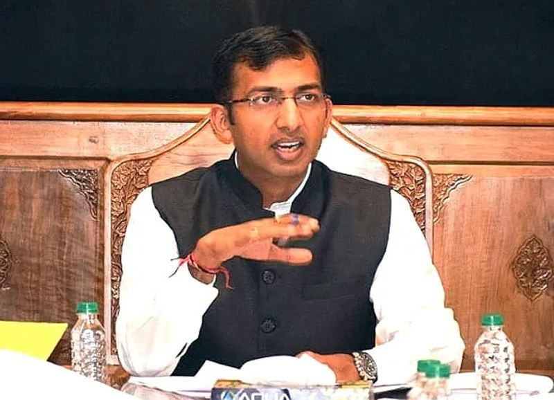 Div Com reviews preparations for Kashmir marathon