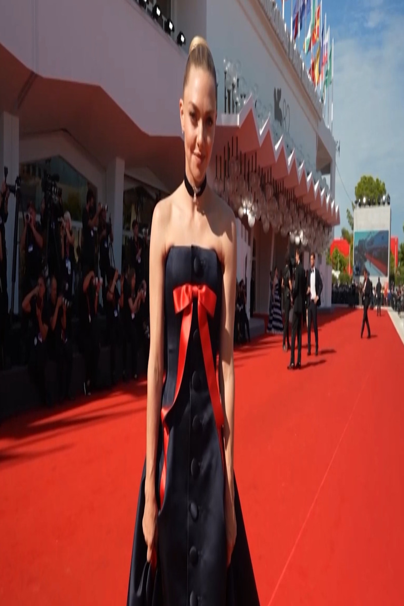 Amanda Seyfried fait sensation à Venise dans une robe de soirée bleu ...