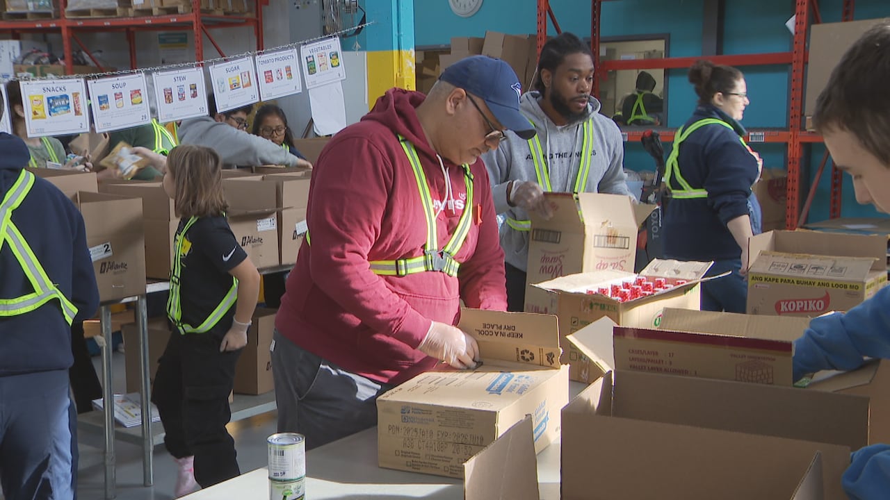 Hundreds of volunteers gather at Daily Bread Food Bank for Thanksgiving ...