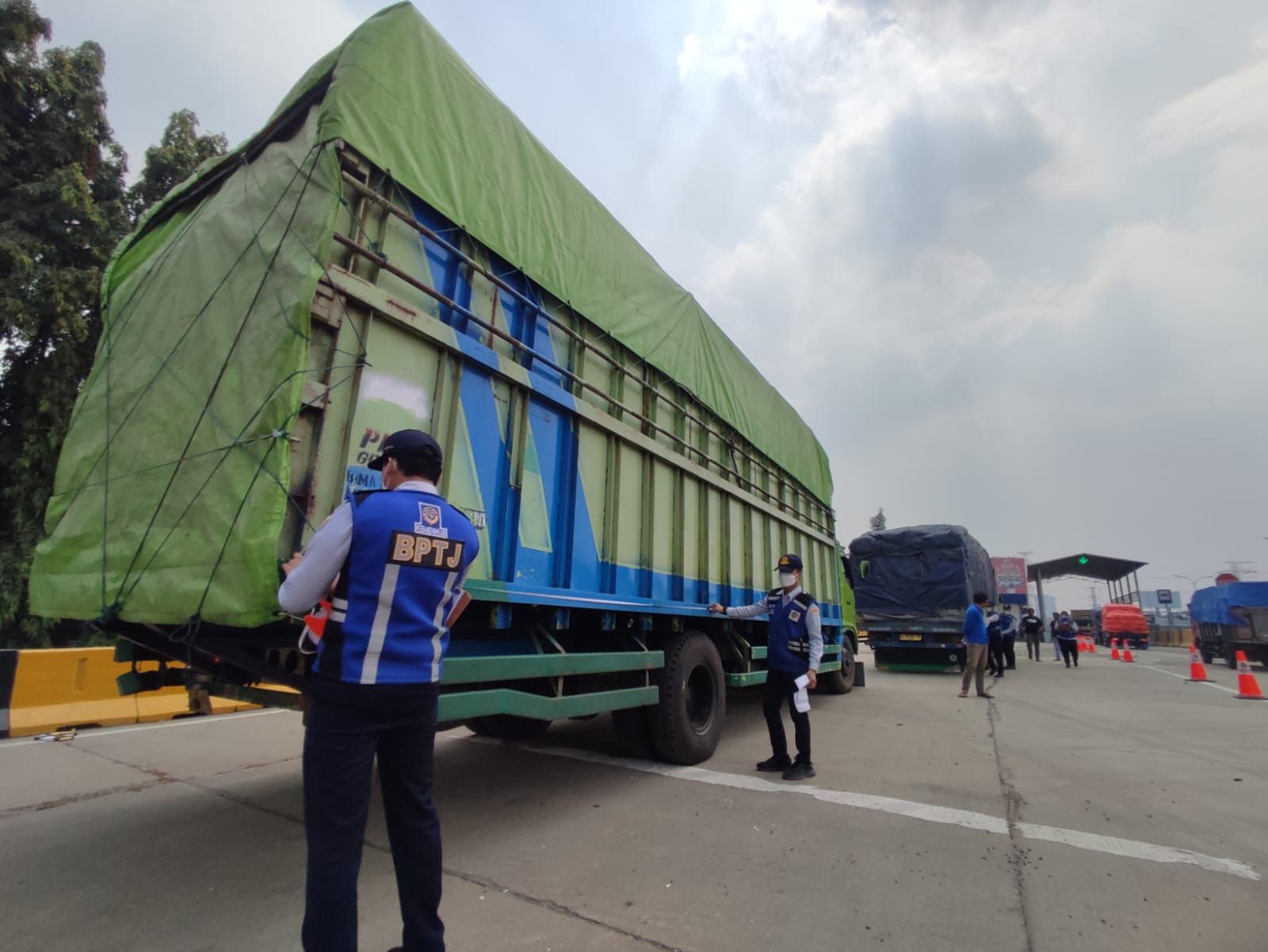 Truk kelebihan muatan dan dimensi jadi sasaran penertiban, ini kata Menhub