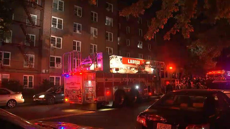 Man dies in apartment fire on Staten Island