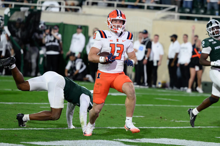 Illinois makes a stop on Michigan State's 2-point conversion attempt in ...