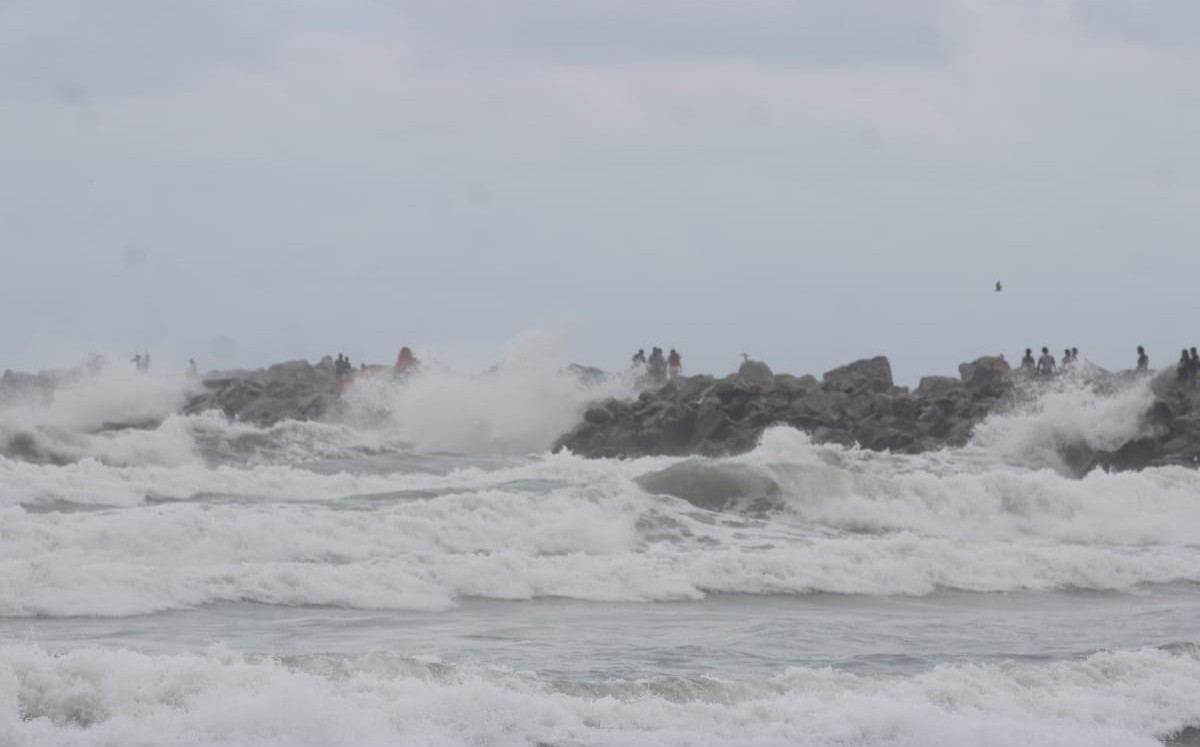 Fuerte oleaje sorprende a turistas en playa Miramar