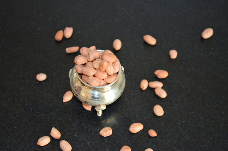 Daily peanut consumption beneficially affects brain insulin ...