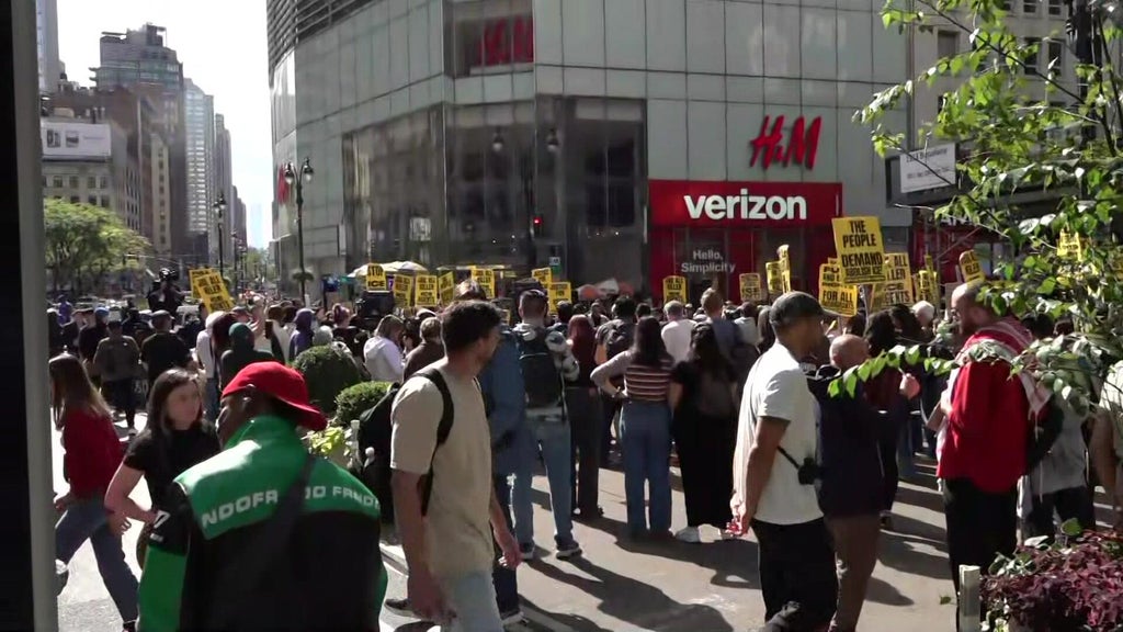 Hundreds march in anti-ICE protest in NYC's Herald Square