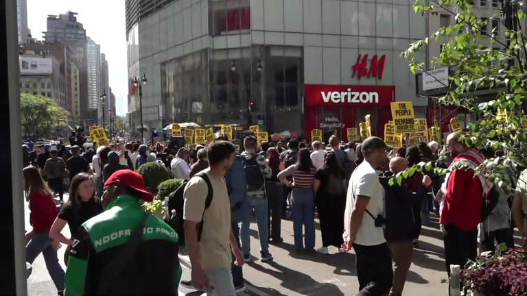 Hundreds march in anti-ICE protest in NYC's Herald Square