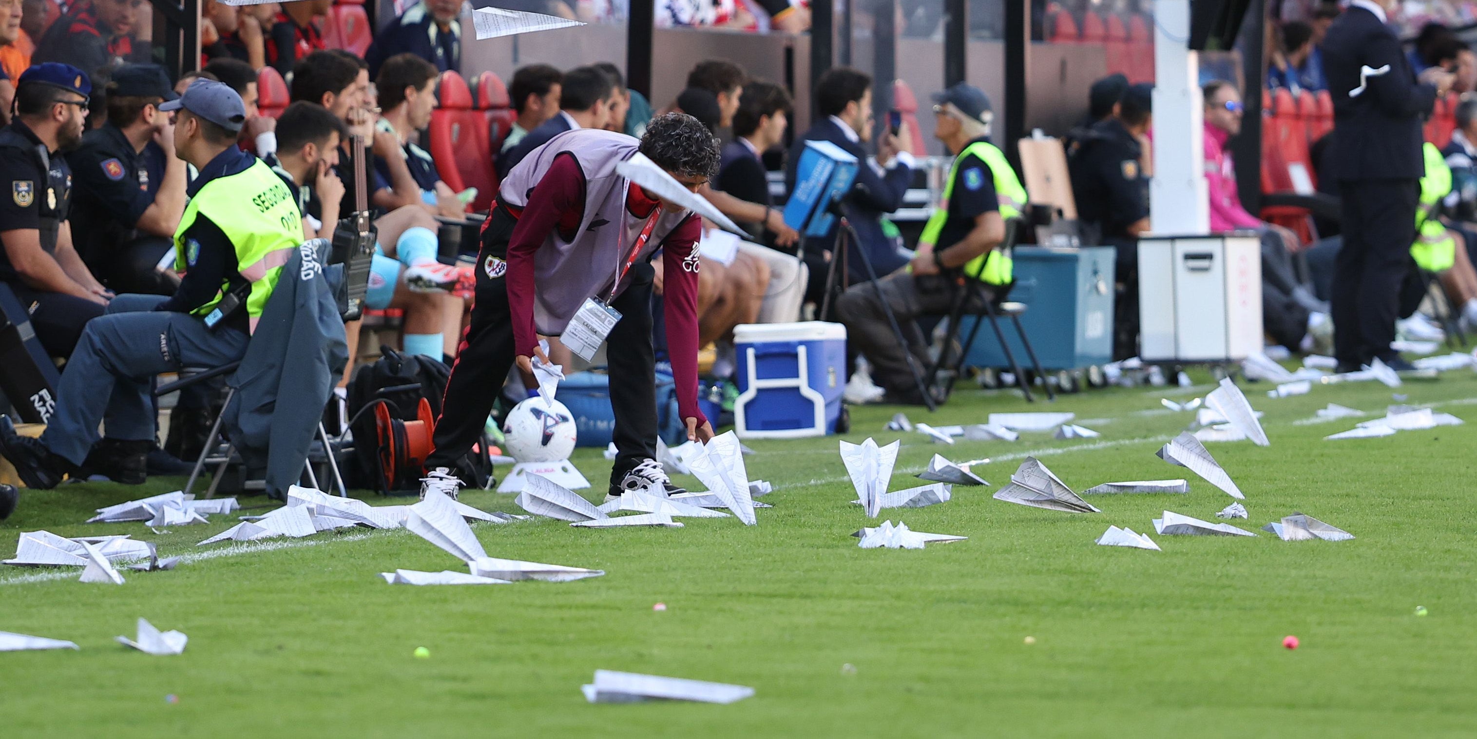 Spielabbruch wegen Papierflieger-Protest