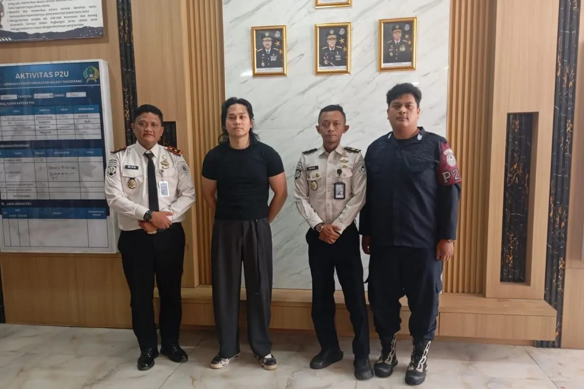 Begini penampilan Indra Kenz saat dijebloskan lagi ke lapas