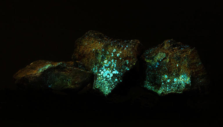 Scientists collected deep-sea rocks. They spontaneously caught fire in ...