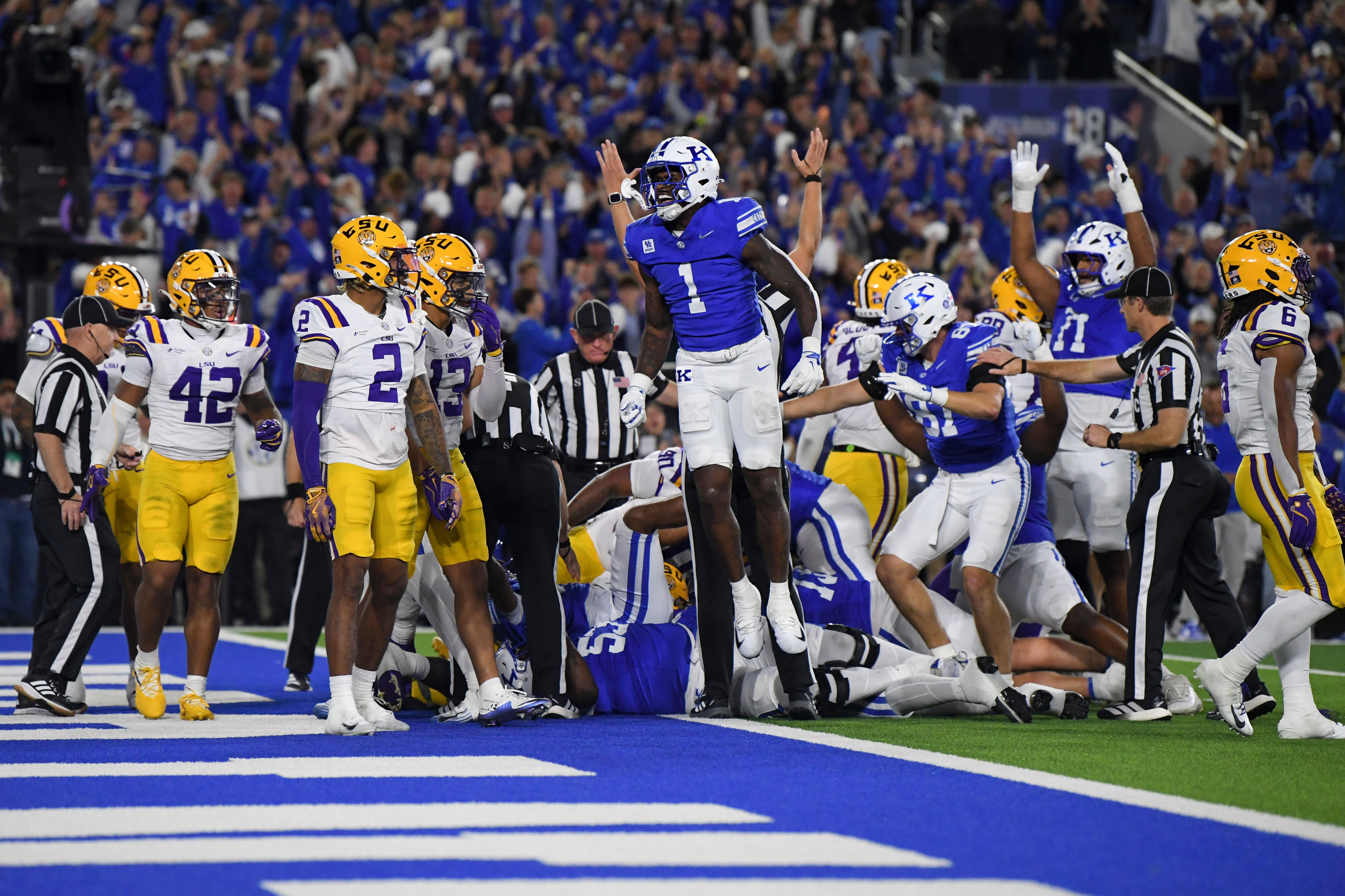 Kentucky QB Minchey scores 2-point conversion in overtime to beat No ...