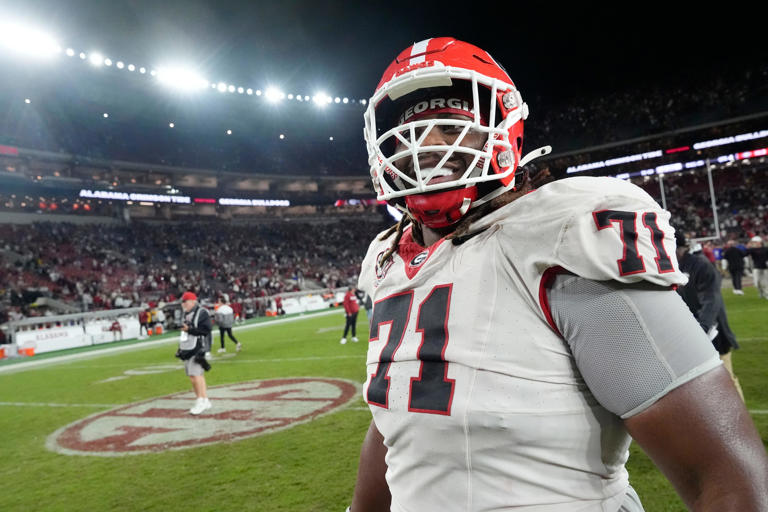 Alabama fans throw objects at Georgia players amid controversial ...