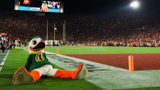 Oregon's mascot trolls USC with Trojan horse pregame entrance