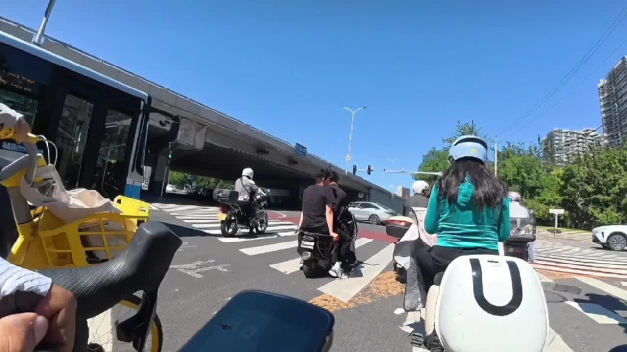Cyclist falls into an e-bike while trying to overtake at an ...