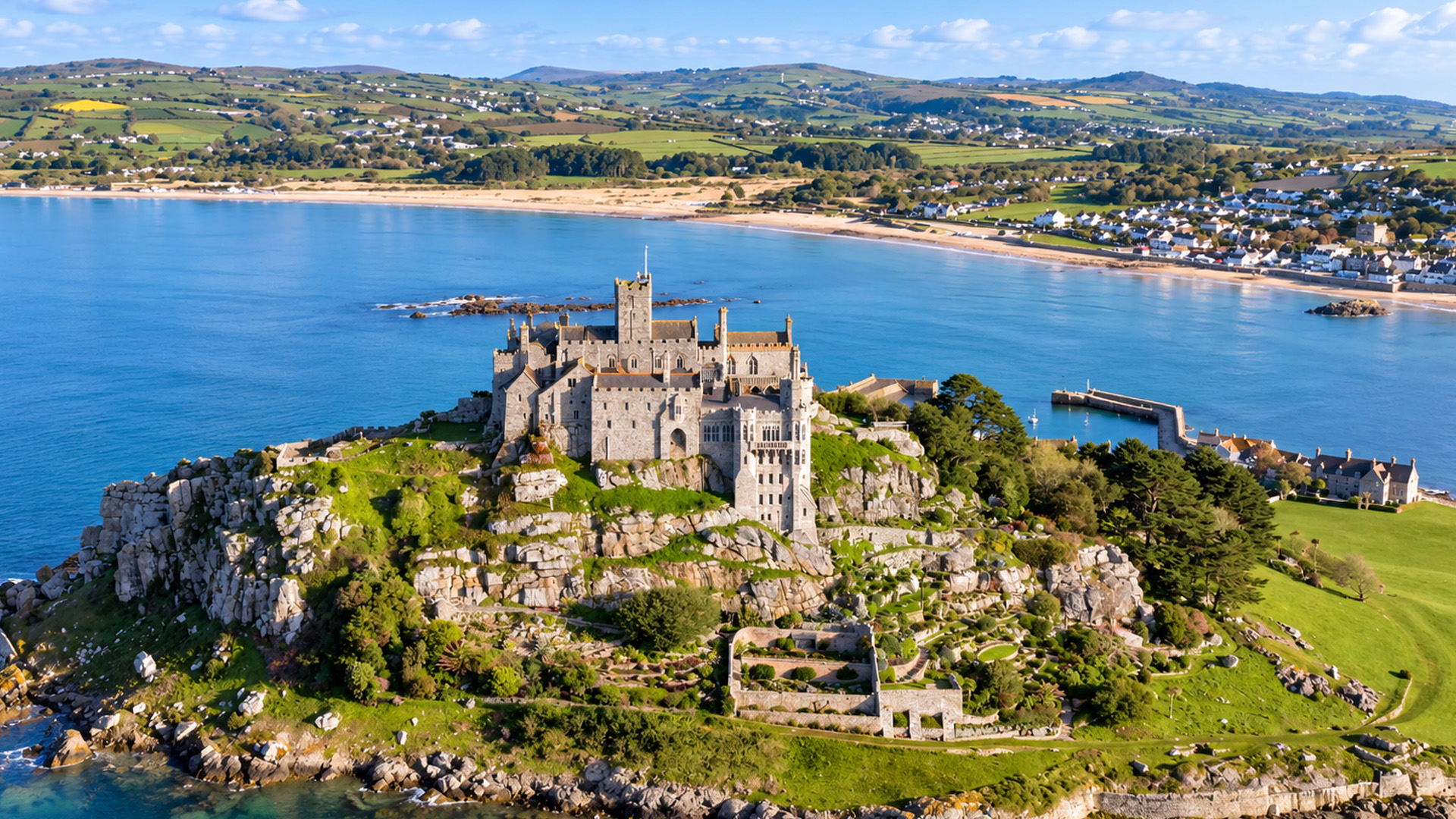 Un castillo en una isla justo al lado de la playa