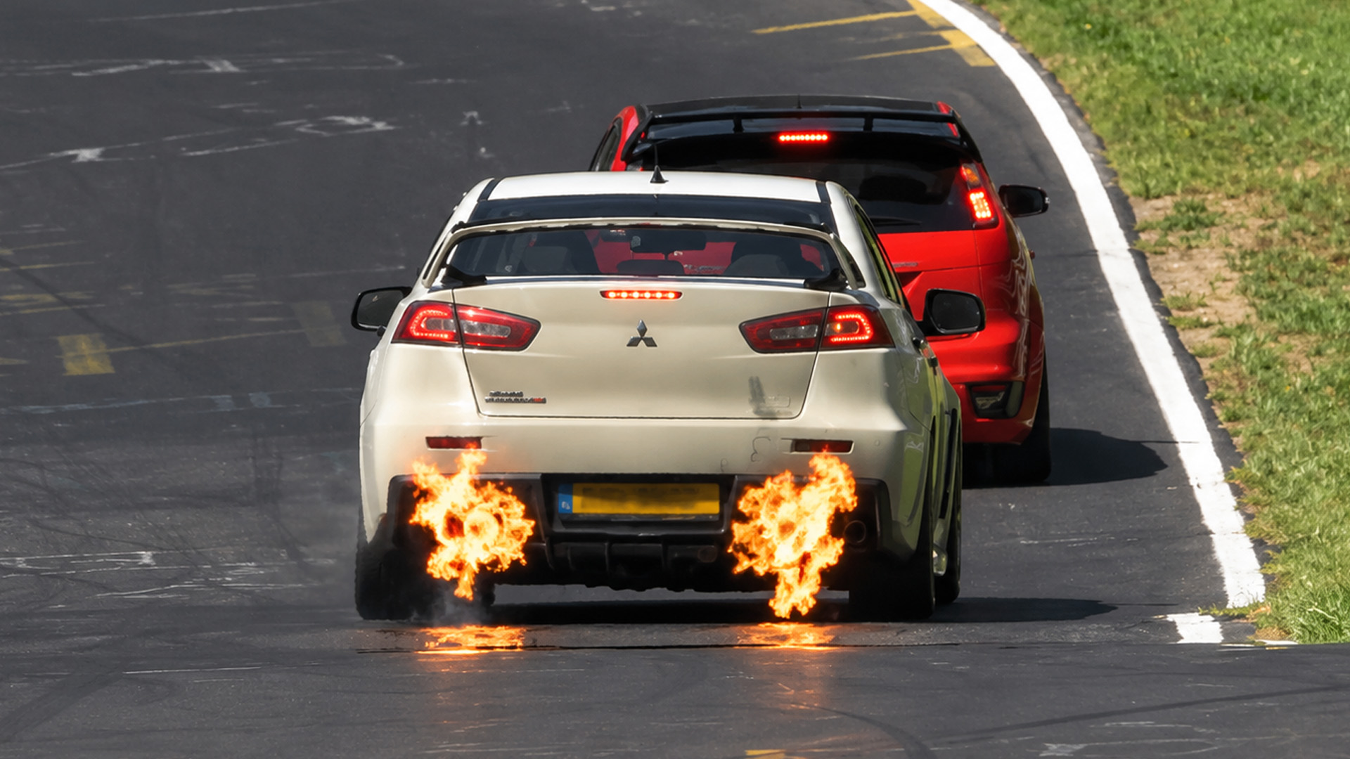 Modificerede JDM-biler sprutter flammer på hurtige Nürburgring-runder