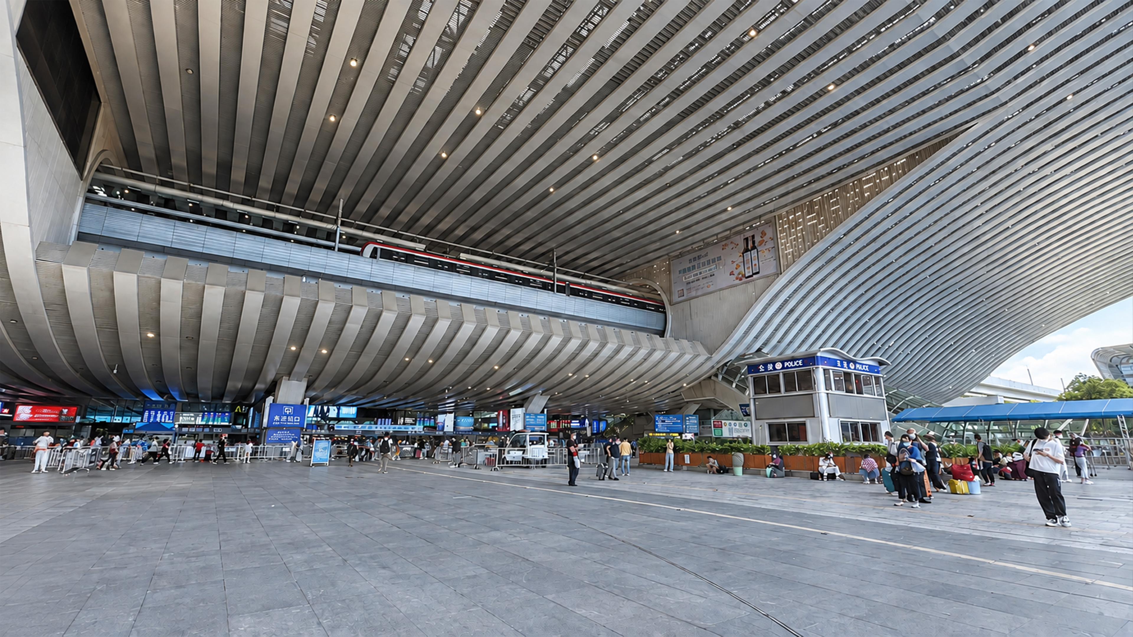 Un treno attraversa questa gigantesca stazione futuristica in Cina