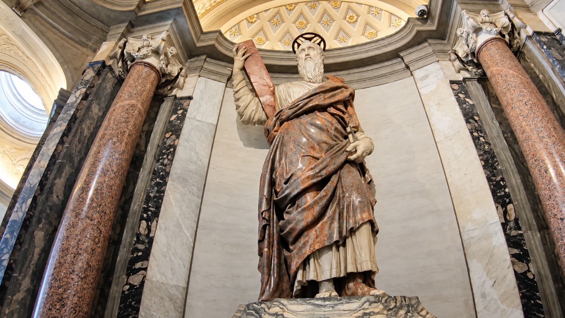Zoom sur les statues en marbre du Vatican (4K)