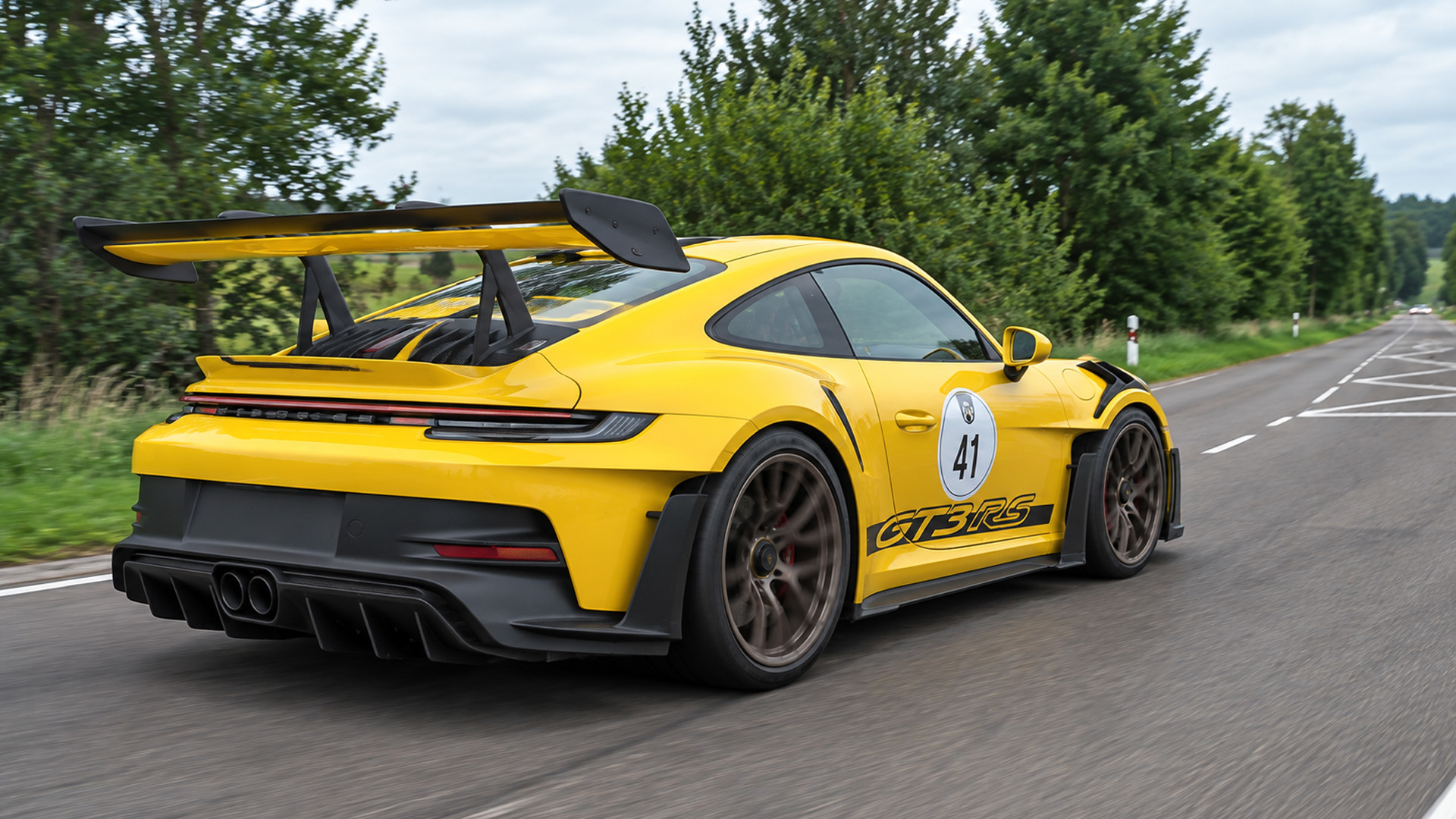 525 HP Porsche 911 GT3 RS accelerates with flat six engine