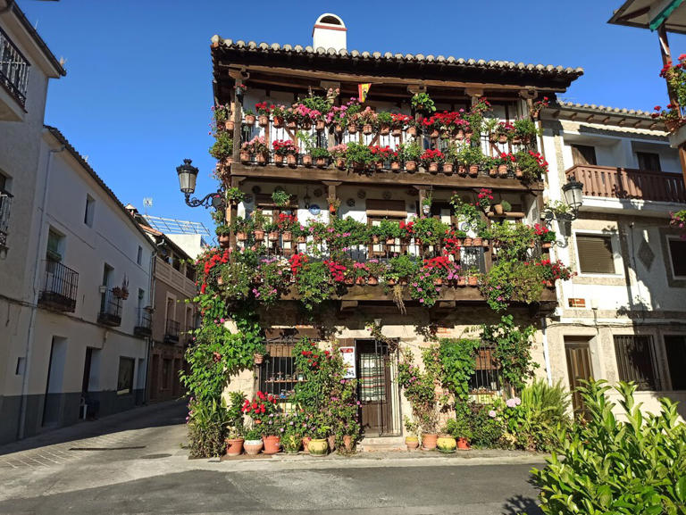 El pueblo más bonito de España para visitar en octubre: una escapada de otoño perfecta en plena naturaleza donde se come genial 