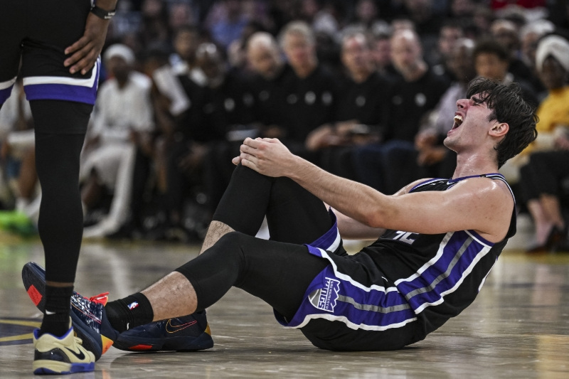 Kings C Maxime Raynaud exits preseason game with right knee injury