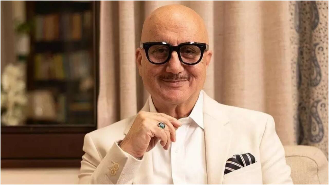 'Jaane Pehchaane Anjaane' play tour: Kher explores loneliness; stardom ...