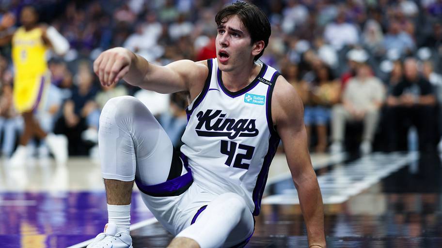 Maxime Raynaud leaves Kings-Warriors game with concerning knee injury