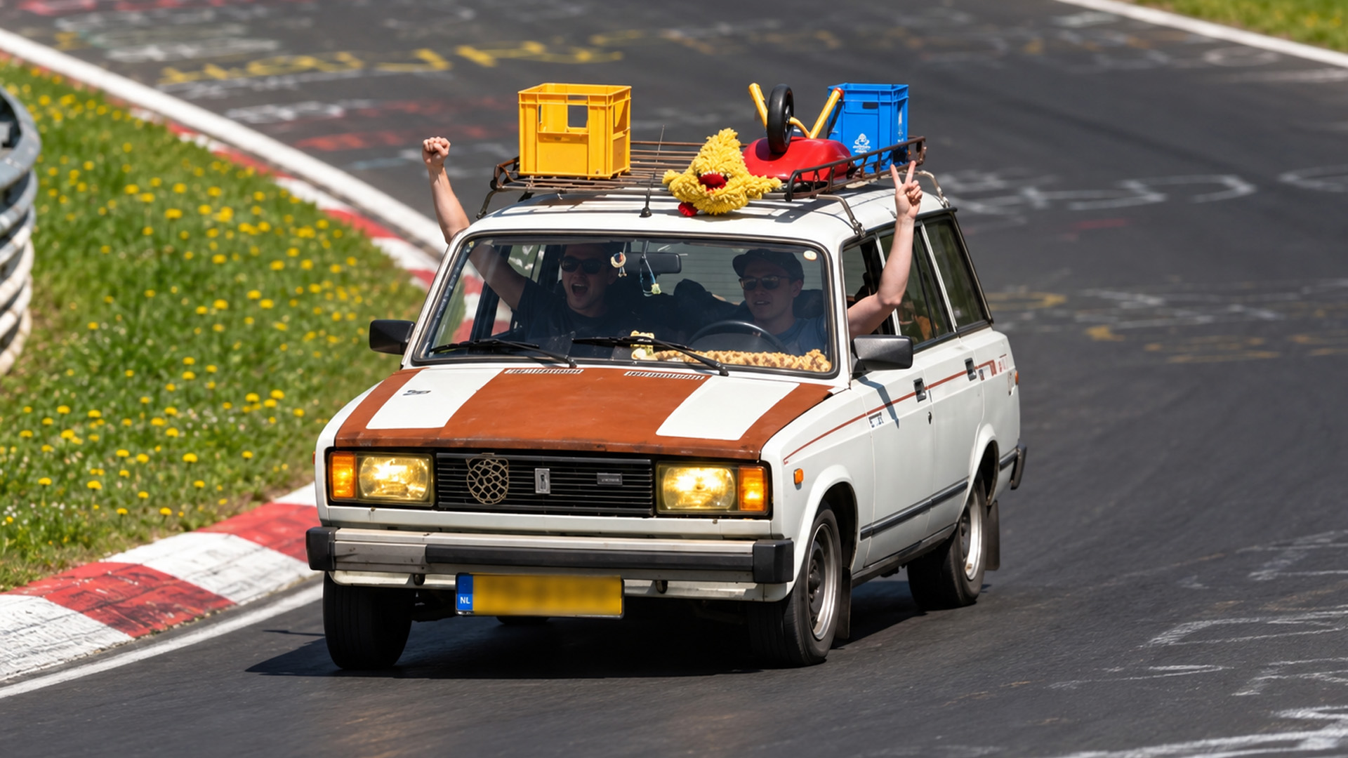 Des véhicules insolites parmi les voitures de sport au Nürburgring