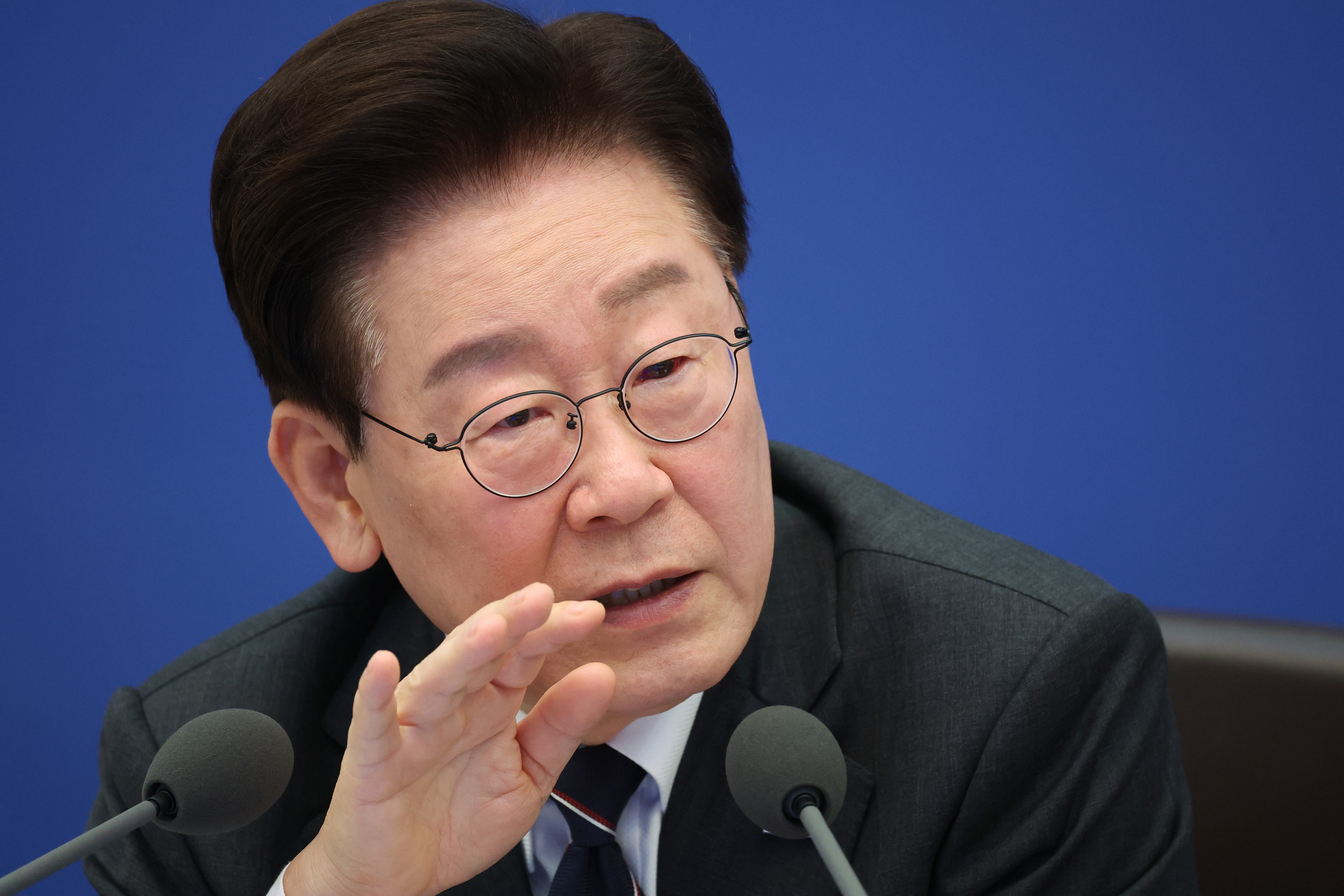 靑 “李대통령, 가족과 골프... 대구 붕괴사고 보고 받고 지시”