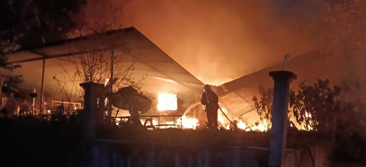 Quick-thinking teens jump out window to survive flames in Kampung Dandun