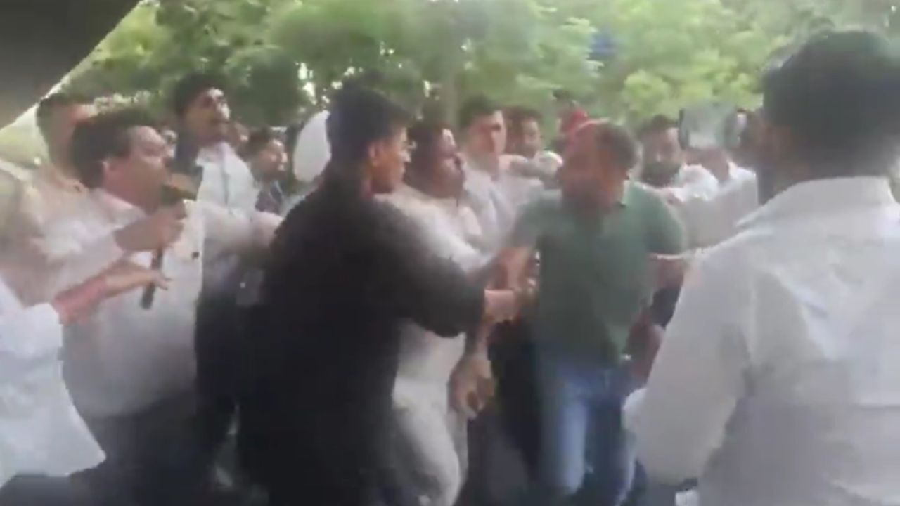 Pot calling kettle black? AAP workers manhandle Delhi cop day after ...